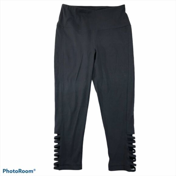 Yogalicious Cropped Black Leggings with Cutout - Picture 1 of 3